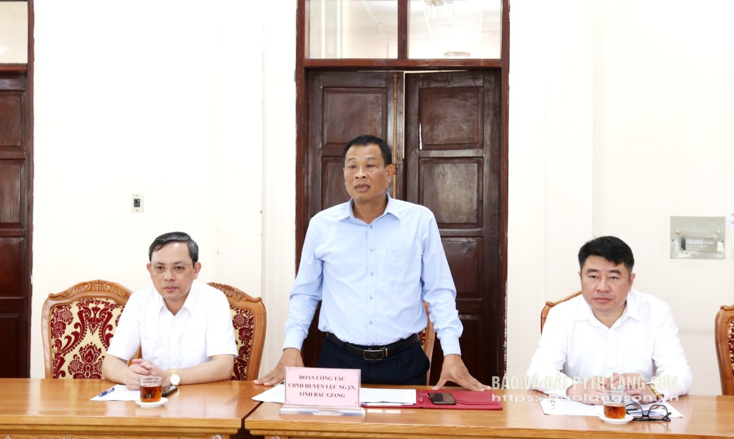 Đồng chí Cao Văn Hoàn, Phó Bí thư Thường trực Huyện ủy Lục Ngạn trao đổi một số nội dung liên quan tại buổi làm việc