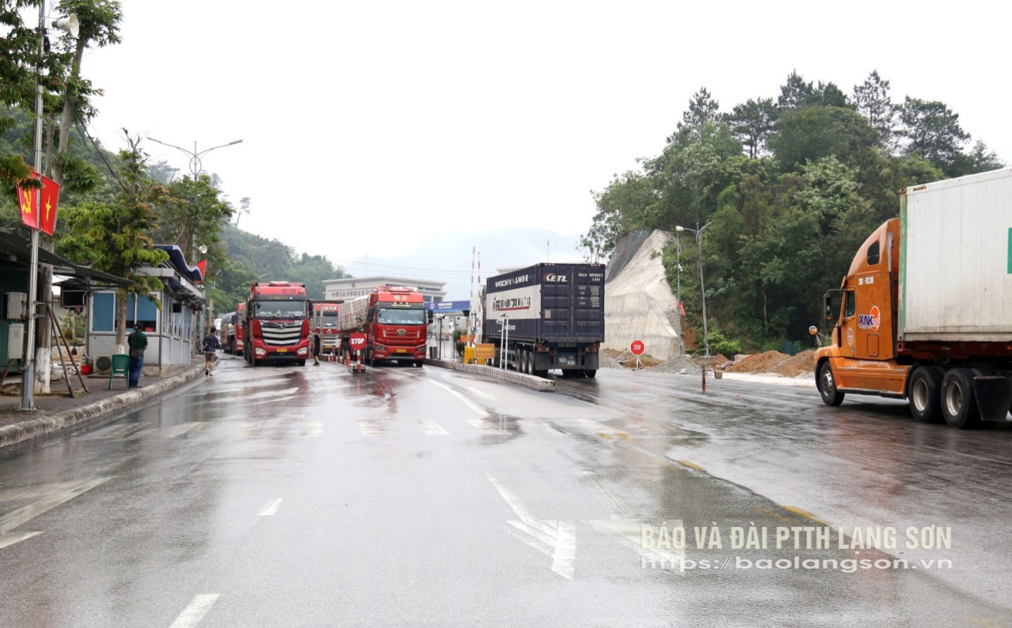 Phương tiện chở hàng hóa XNK qua cửa khẩu Quốc tế Hữu Nghị