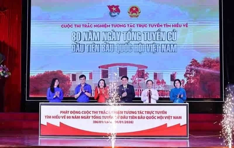 Bà Nguyễn Thị Thanh, Ủy viên Ban Chấp hành Trung ương Đảng, Phó Chủ tịch Quốc hội cùng các đại biểu thực hiện nghi thức phát động cuộc thi. (Ảnh: Minh Đức/TTXVN)