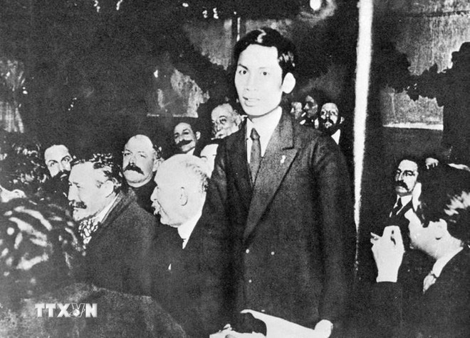 Từ ngày 25-30/12/1920, chàng thanh niên yêu nước Nguyễn Ái Quốc (tên của Chủ tịch Hồ Chí Minh trong thời gian hoạt động cách mạng ở Pháp) tham dự Đại hội lần thứ 18 Đảng Xã hội Pháp ở thành phố Tours với tư cách đại biểu Đông Dương. Nguyễn Ái Quốc ủng hộ Luận cương của Lenin về vấn đề dân tộc và thuộc địa; tán thành việc thành lập Đảng Cộng sản Pháp và trở thành một trong những người sáng lập Đảng Cộng sản Pháp, và cũng là người Cộng sản đầu tiên của dân tộc Việt Nam. (Ảnh: Tư liệu TTXVN)