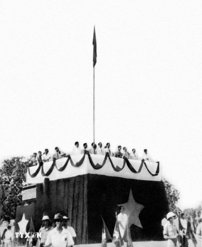 Ngày 2/9/1945, tại Quảng trường Ba Đình - Hà Nội, Chủ tịch Hồ Chí Minh đọc “Tuyên ngôn Độc lập”, tuyên bố sự ra đời của nước Việt Nam Dân chủ Cộng hòa. (Ảnh: Tư liệu TTXVN)