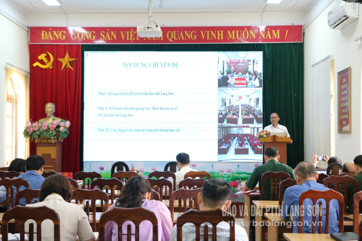 Lãnh đạo Sở Khoa học và Công nghệ truyền đạt nội dung chuyên đề