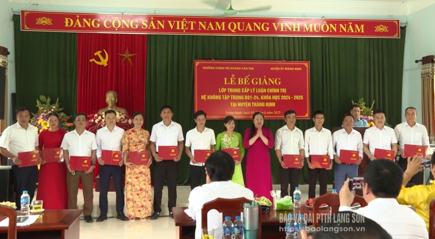 Lãnh đạo Trường chính trị Hoàng Văn Thụ trao bằng tốt nghiệp cho các học viên