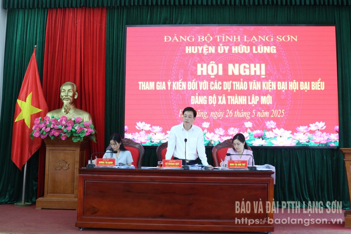 Bí thư Huyện ủy đóng góp ý kiến vào dự thảo báo cáo chính trị của một số xã thành lập mới trên địa bàn