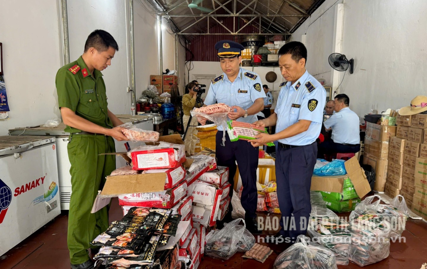 Các lực lượng chức năng phát hiện, thu giữ hơn 1,2 tấn thực phẩm không rõ nguồn gốc tại 1 hộ kinh doanh trên địa bàn huyện Văn Lãng