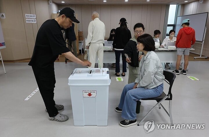 Người dân Hàn Quốc đi bầu tổng thống. (Ảnh: Yonhap)