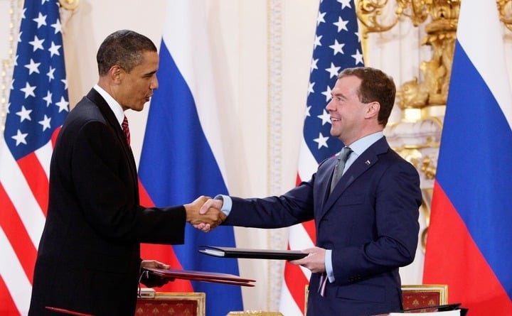 Tổng thống Mỹ Barack Obama và Tổng thống Nga Dmitry Medvedev bắt tay sau khi ký Hiệp ước New START vào ngày 8/4/2010. (Ảnh: Wikipedia)