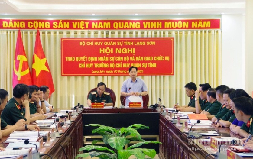 Đồng chí Hoàng Văn Nghiệm, Bí thư Tỉnh ủy phát biểu tại hội nghị
