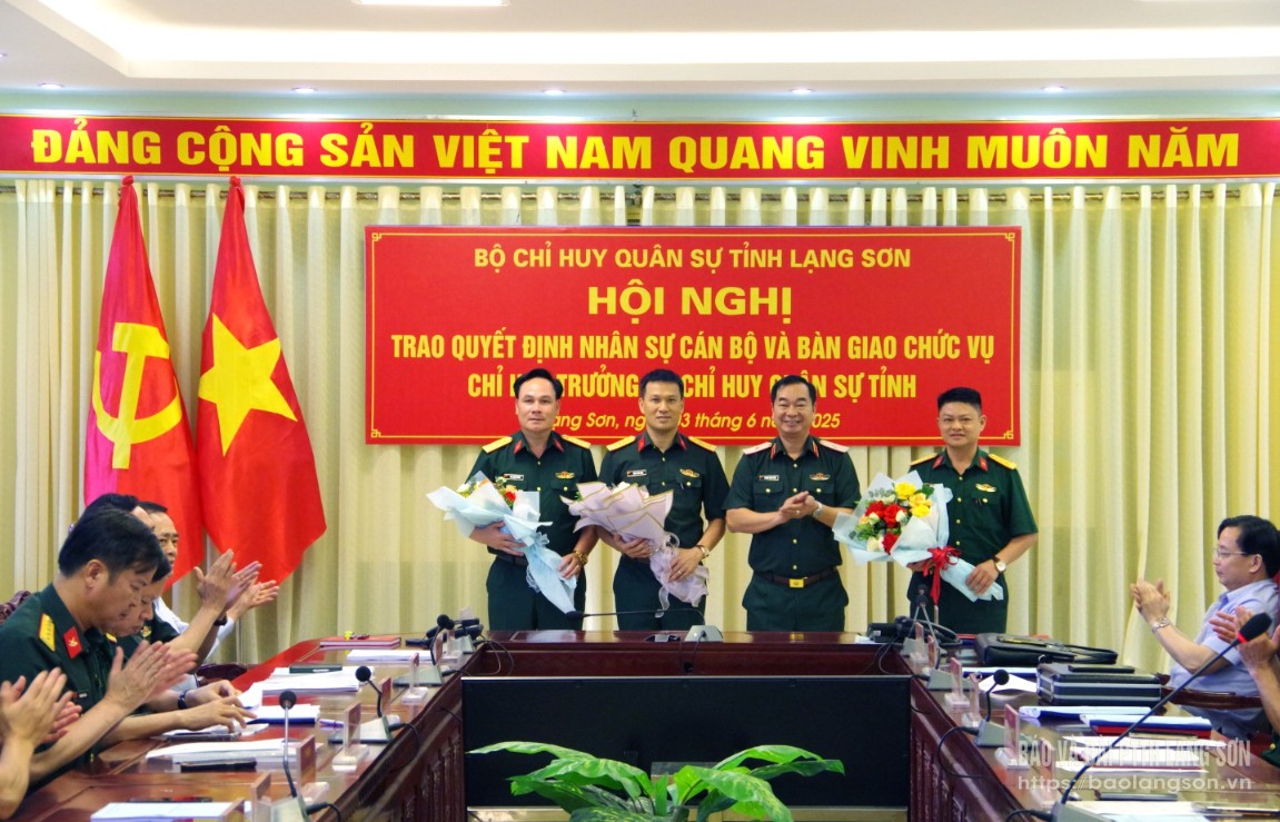Thiếu tướng Trương Mạnh Dũng, Tư lệnh Quân khu 1 tặng hoa chúc mừng các đồng chí bàn giao, nhận bàn giao chức vụ Chỉ huy trưởng Bộ CHQS tỉnh và nhận quyết định trên cương vị mới