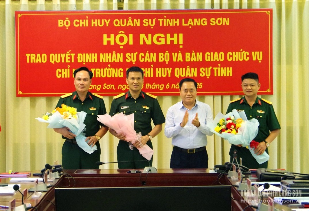 Đồng chí Hồ Tiến Thiệu, Phó Bí thư Tỉnh ủy, Chủ tịch UBND tỉnh tặng hoa chúc mừng các đồng chí bàn giao, nhận bàn giao chức vụ Chỉ huy trưởng Bộ CHQS tỉnh và nhận quyết định trên cương vị mới