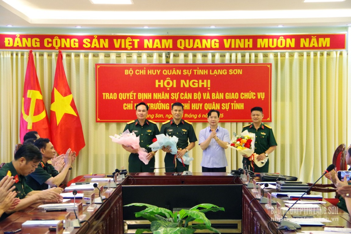 Đồng chí Hoàng Văn Nghiệm, Bí thư Tỉnh ủy tặng hoa chúc mừng các đồng chí bàn giao, nhận bàn giao chức vụ Chỉ huy trưởng Bộ CHQS tỉnh và nhận quyết định trên cương vị mới
