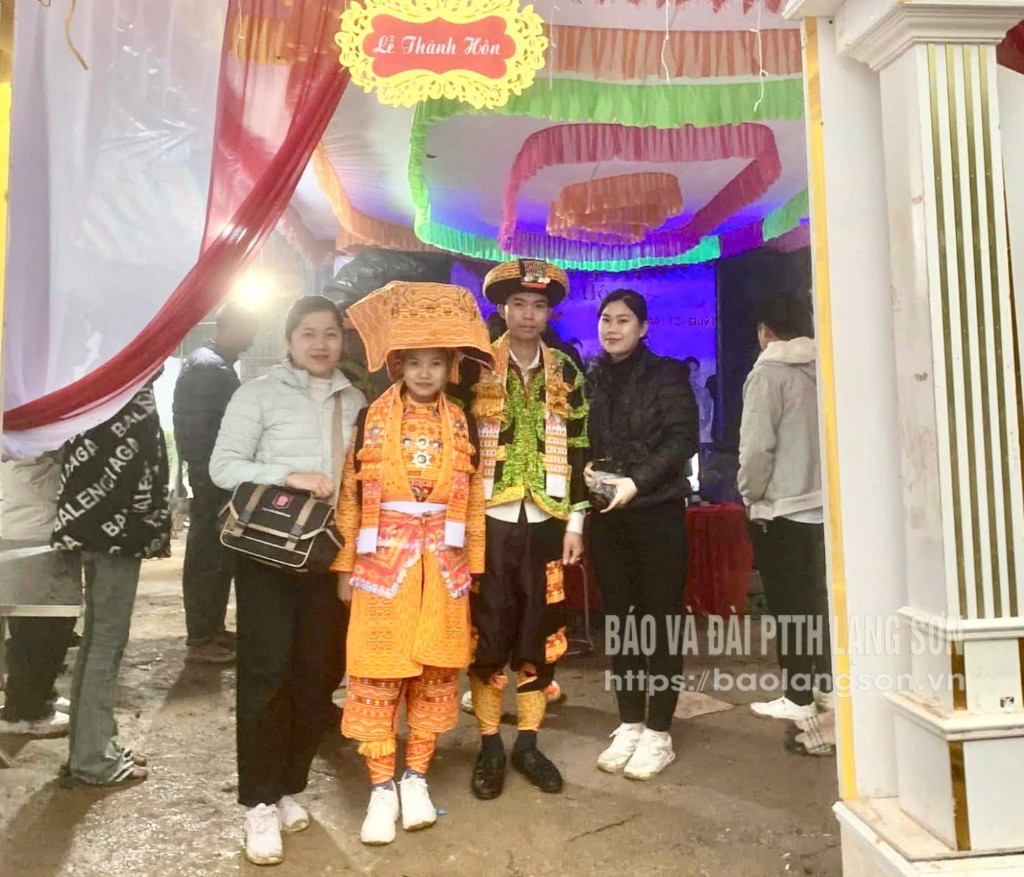 Phóng viên Báo và Đài phát thanh Truyền hình Lạng Sơn chụp ảnh cùng cô dâu chủ rể tại lễ cưới
