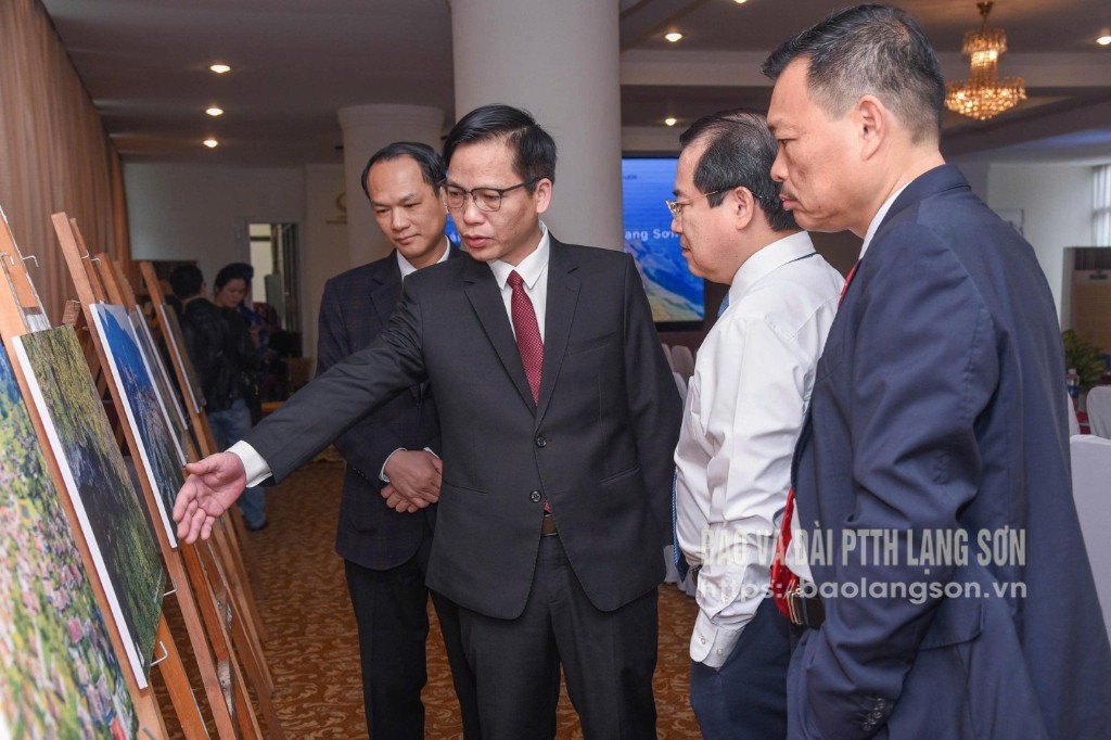 Lãnh đạo Trung tâm Xúc tiến Đầu tư, Thương mại và Du lịch tỉnh giới thiệu tiềm năng du lịch tỉnh Lạng Sơn  tại thành phố Huế 