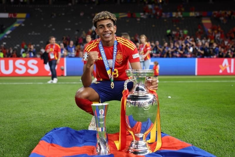 Lamine Yamal chụp ảnh cùng cúp vô địch và danh hiệu Cầu thủ trẻ xuất sắc nhất Euro 2024. Ảnh: uefa.com