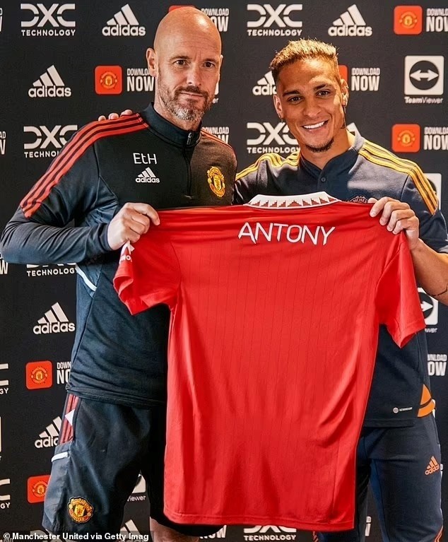 HLV Ten Hag và Antony khi anh mới chuyển tới MU. Ảnh: dailymail.co.uk