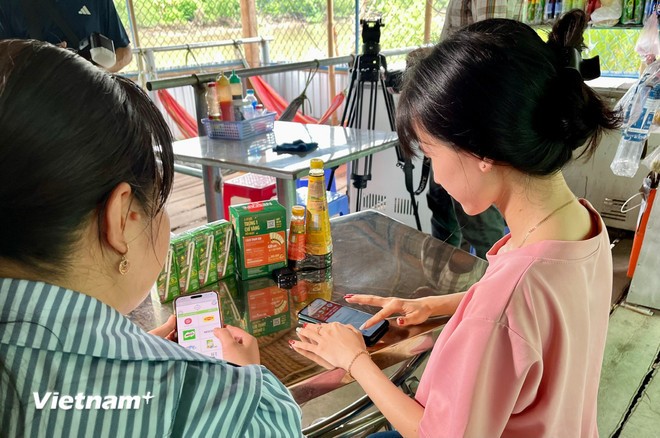 Hiện nay, chính sách thuế còn có sự khác biệt so với doanh nghiệp, do nhiều hộ kinh doanh nhỏ chưa đáp ứng được yêu cầu về sổ sách, kế toán, hóa đơn, chứng từ, dẫn đến phải nộp thuế theo phương pháp khoán. (Ảnh: Vietnam+)