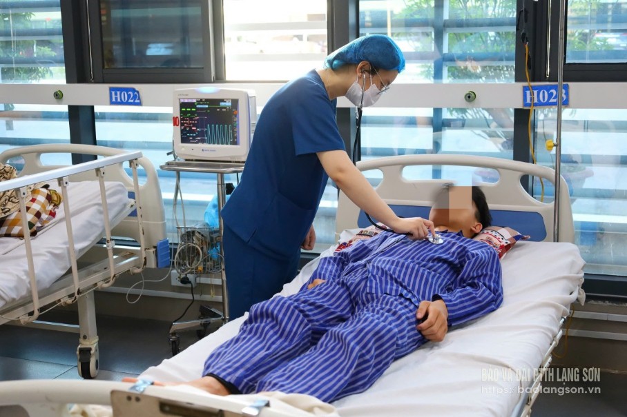 Bác sĩ khoa Hồi sức tích cực – Chống độc BVĐK tỉnh thăm khám cho bệnh nhân