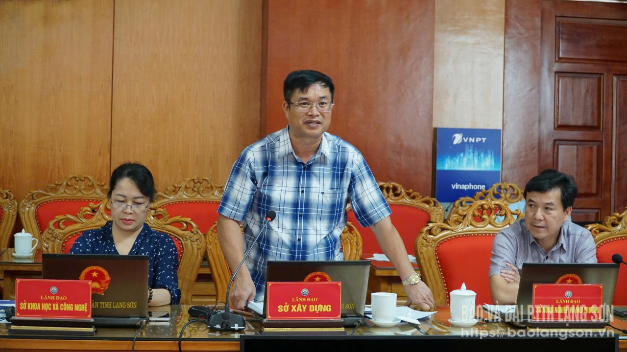 Lãnh đạo Sở Xây dựng báo cáo tại cuộc họp