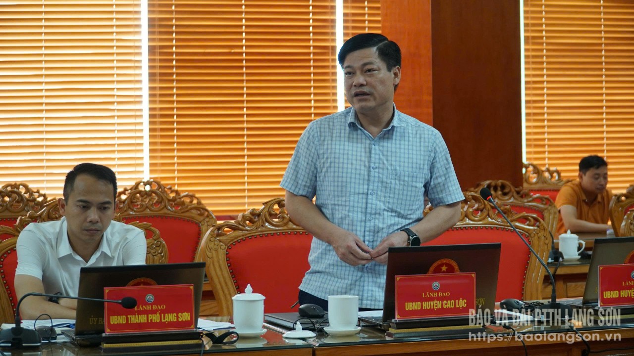 Lãnh đạo UBND huyện Cao Lộc báo cáo tiến độ giải ngân tại cuộc họp