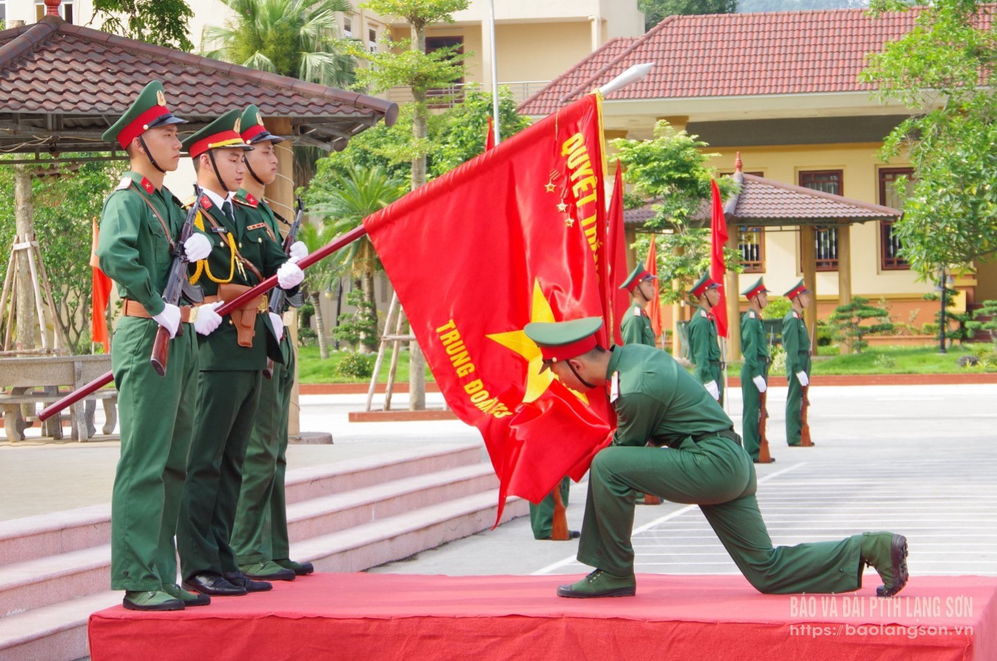 Đại diện chiến sĩ mới tuyên thệ và thực hiện nghi thức hôn Quốc kỳ