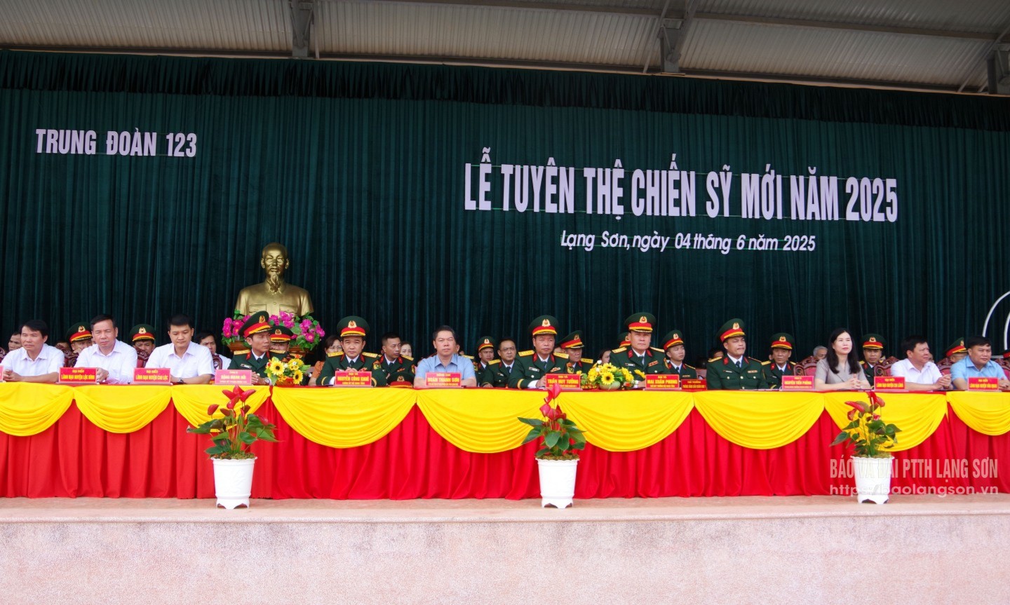 Đồng chí Đoàn Thanh Sơn, Phó Chủ tịch UBND tỉnh cùng các đại biểu dự buổi lễ