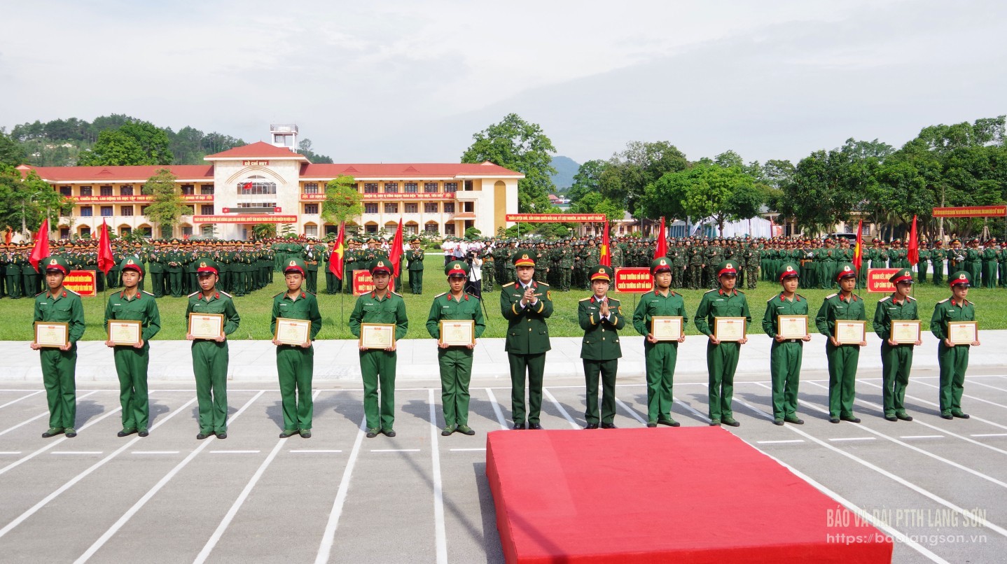 Chỉ huy Trung đoàn 123 tặng giấy khen cho các chiến mới có thành tích xuất sắc trong khóa huấn luyện chiến sĩ mới năm 2025