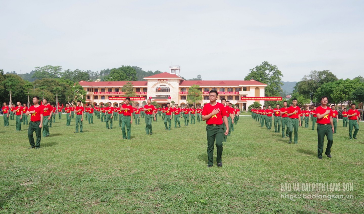 Nội dung đồng diễn các bài thể dục buổi sáng của chiến sĩ mới Tiểu đoàn 1, Trung đoàn 123 tại buổi lễ tuyên thệ