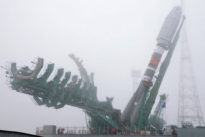 Tên lửa đẩy Soyuz-2.1b và các vệ tinh của công ty OneWeb Anh được đưa lên bệ phóng tại Sân bay vũ trụ Baikonur, Kazakhstan năm 2022. (Ảnh: Reuters)