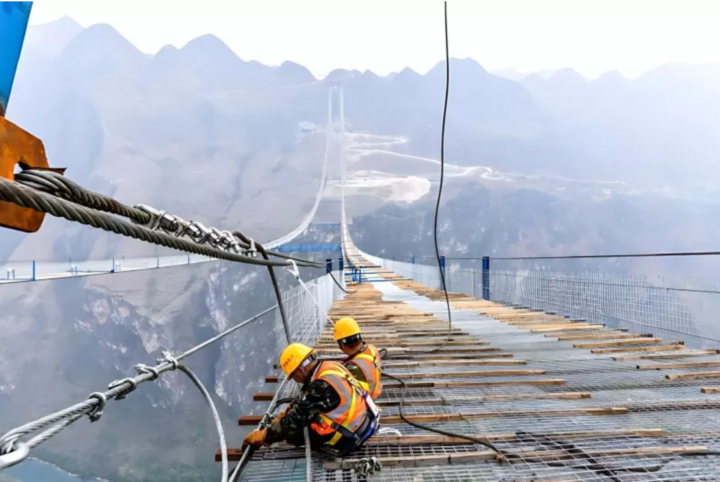 Công nhân tại công trường xây dựng Cầu Grand Canyon Huajiang ở tỉnh Quý Châu,Trung Quốc. (Ảnh: Tân Hoa Xã)