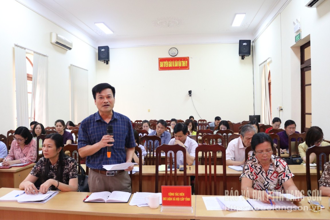 Lãnh đạo Báo và Đài Phát thanh Truyền hình Lạng Sơn (cộng tác viên DLXH cấp tỉnh) phát biểu ý kiến tại hội nghị