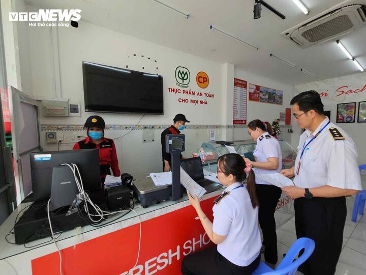 Đoàn kiểm tra cửa hàng Fresh Shop của C.P tại Bình Dương.