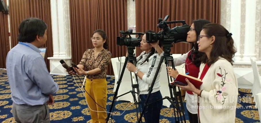 Phóng viên Báo và Đài PTTH Lạng Sơn phỏng vấn nhân vật tại sự kiện
