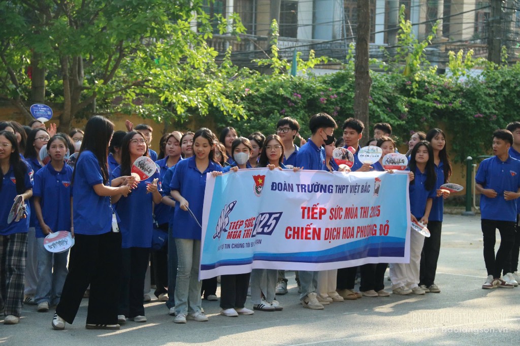 Các tình nguyện viên tham gia tiếp sức mùa thi tại điểm thi Trường THPT Việt Bắc