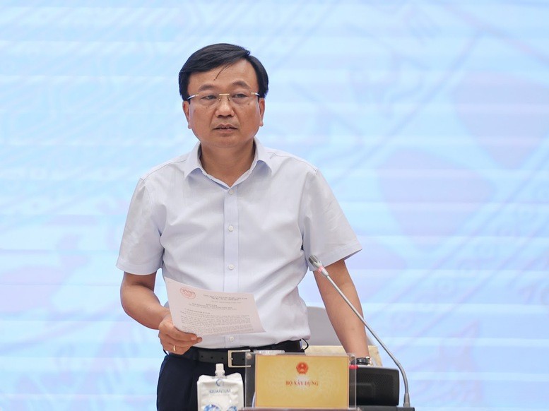 Thứ trưởng Bộ Xây dựng Nguyễn Danh Huy thông tin tới báo chí về phương án bỏ giấy phép xây dựng đối với các công trình, nhà ở của người dân - Ảnh: VGP/Nhật Bắc