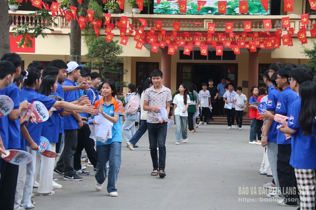 Thí sinh tại điểm thi Trường THPT Việt Bắc, thành phố Lạng Sơn hoàn thành môn thi Ngữ văn