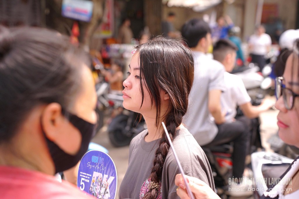Thí sinh tại điểm thi Trường THPT Đồng Đăng, huyện Cao Lộc rơi nước mắt vì không hoàn thành bài thi môn Ngữ văn