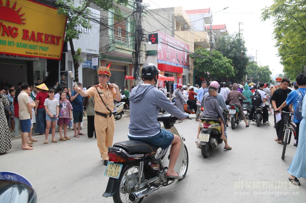 Lực lượng chức năng điều tiết giao thông tại điểm thi Trường THPT Việt Bắc, thành phố Lạng Sơn