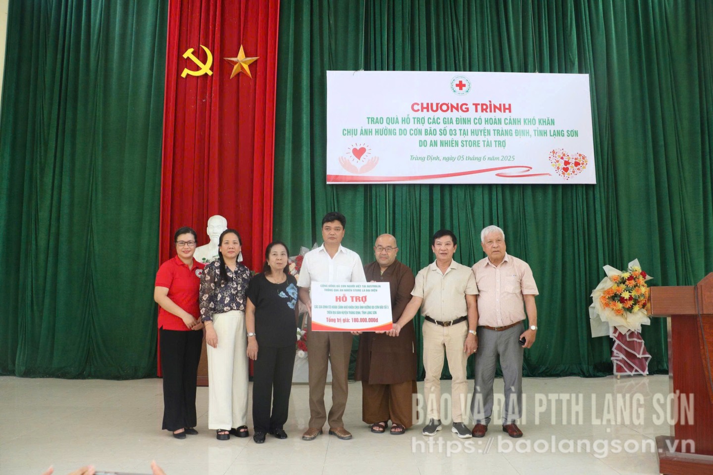 Cộng đồng bà con người Việt tại Australia thông qua An Nhiên Store trao biển tượng trưng giá trị quà tặng cho đại diện xã Đề Thám, huyện Tràng Định