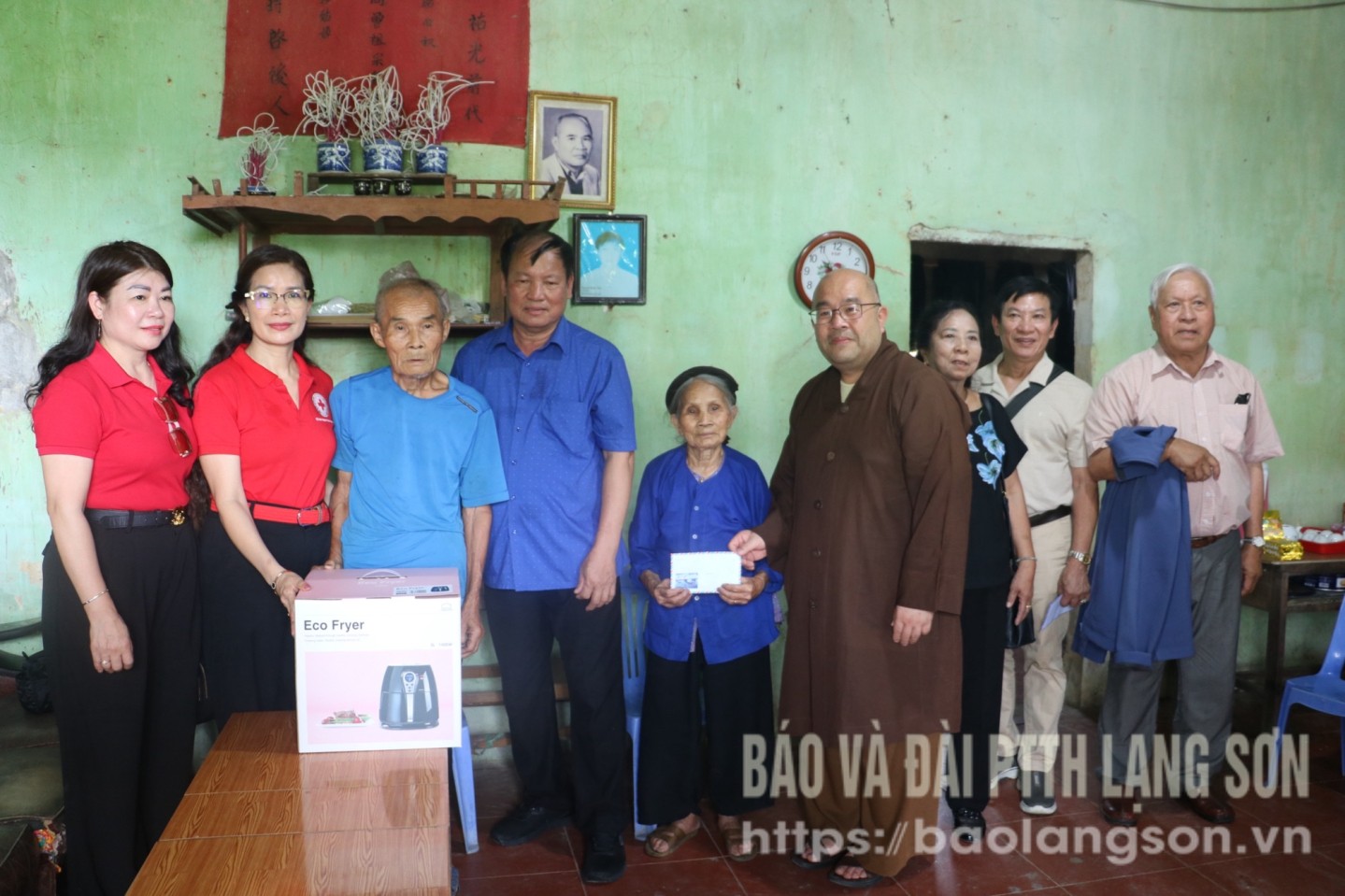 Lãnh đạo Hội Chữ thập đỏ tỉnh, Hội Chữ thập đỏ thành phố Hà Nội và các đại biểu trao quà cho hộ có hoàn cảnh đặc biệt khó khăn bị ảnh hưởng bởi cơn bão số 3 tại thôn Kéo Lày, xã Đề Thám, huyện Tràng Định