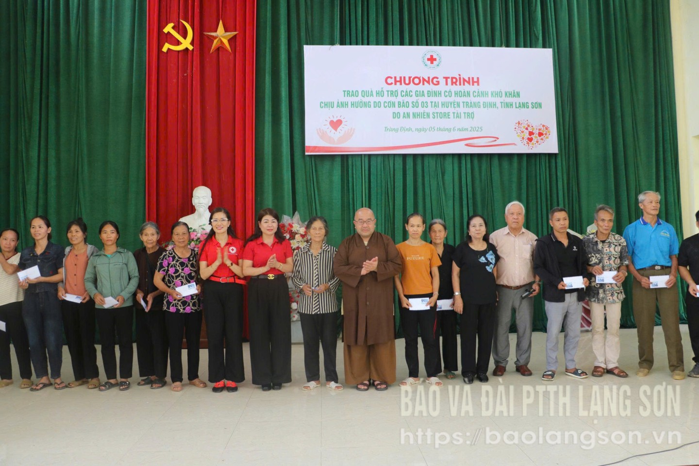 Lãnh đạo Hội Chữ thập đỏ tỉnh, Hội Chữ thập đỏ thành phố Hà Nội và các đại biểu trao quà cho các hộ có hoàn cảnh khó khăn bị ảnh hưởng bởi cơn bão số 3 tại xã Đề Thám, huyện Tràng Định