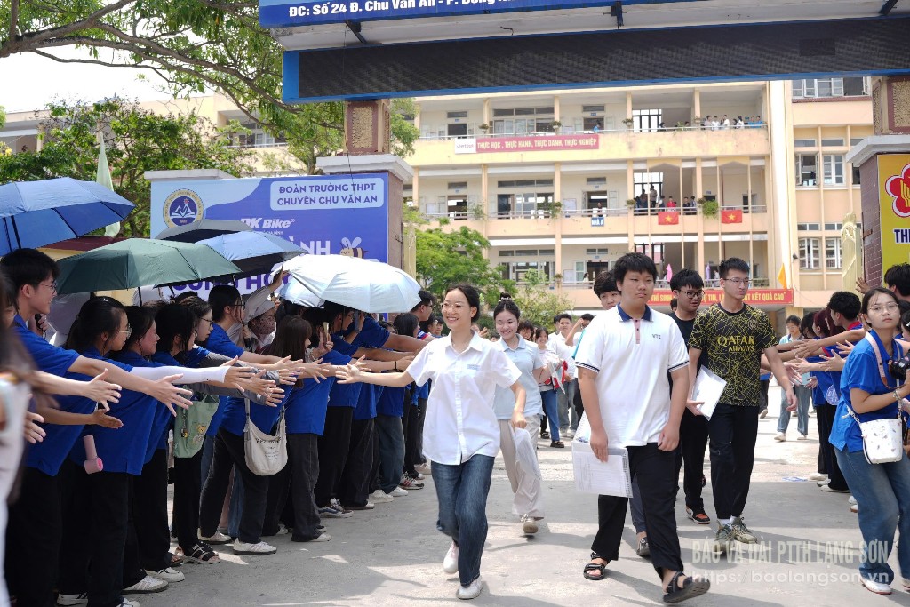 Thí sinh tại điểm thi Trường THPT chuyên Chu Văn An, thành phố Lạng Sơn phấn khởi bước ra khỏi phòng thi