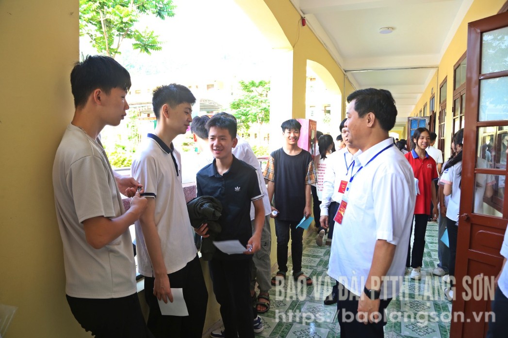 Đoàn kiểm tra của Ban Chỉ đạo thi tuyển sinh vào 10 động viên thí sinh trước khi bước vào ngày thi đầu tiên