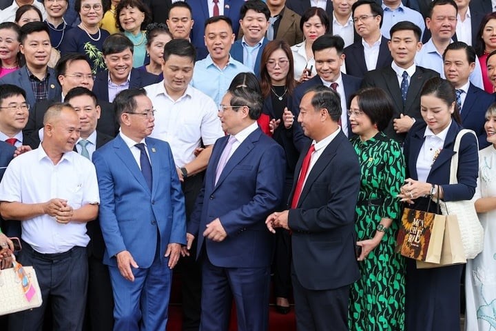 Thủ tướng và các doanh nhân tại cuộc tọa đàm để thực hiện hiệu quả Nghị quyết 68 của Bộ Chính trị về phát triển kinh tế tư nhân. (Ảnh: VGP)
