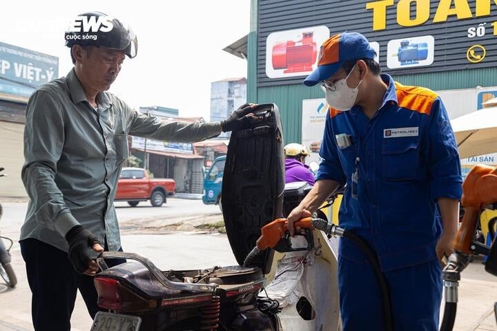 Giá xăng tăng từ 15h chiều nay. (Ảnh minh họa: Minh Đức).