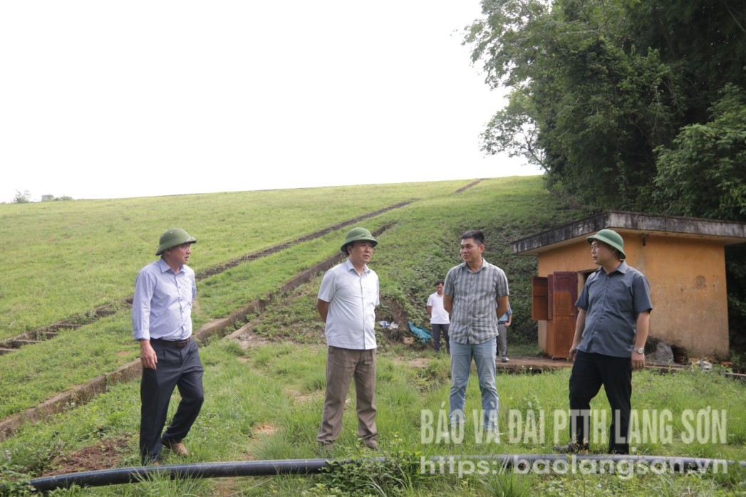 Đoàn công tác kiểm tra thực tế công trình hồ chứa đang sửa chữa trên địa bàn xã Hùng Sơn, huyện Tràng Định