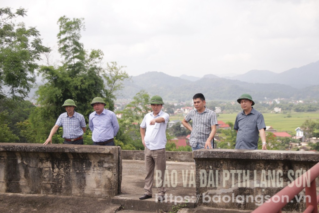 Đoàn công tác kiểm tra thực tế công trình hồ chứa trên địa bàn xã Hùng Sơn, huyện Tràng Định