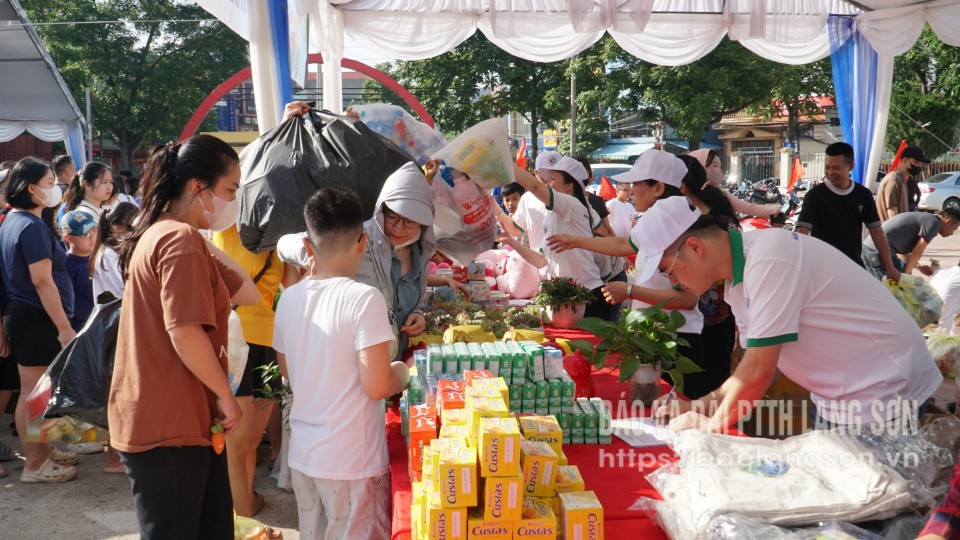 Người dân thành phố Lạng Sơn đổi rác thải nhựa lấy quà tại lễ phát động hưởng ứng Ngày Môi trường thế giới 5/6 và Tháng hành động vì môi trường năm 2025
