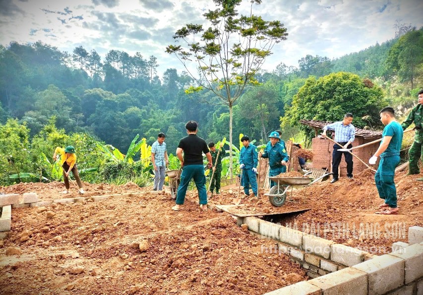 Lực lượng vũ trang huyện Đình Lập tham gia hỗ trợ xóa nhà tạm, nhà dột nát cho người dân tại xã Bính Xá, huyện Đình Lập