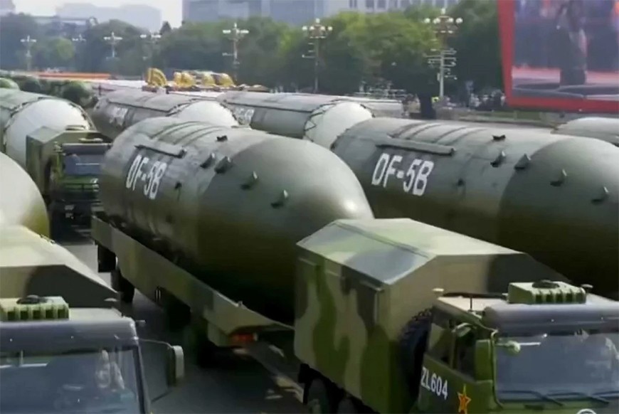 Tên lửa đạn đạo liên lục địa DF-5B của Trung Quốc có khả năng mang nhiều đầu đạn hạt nhân, phạm vi hoạt động 12.000km. Ảnh: Li Zexin, mạng xã hội X