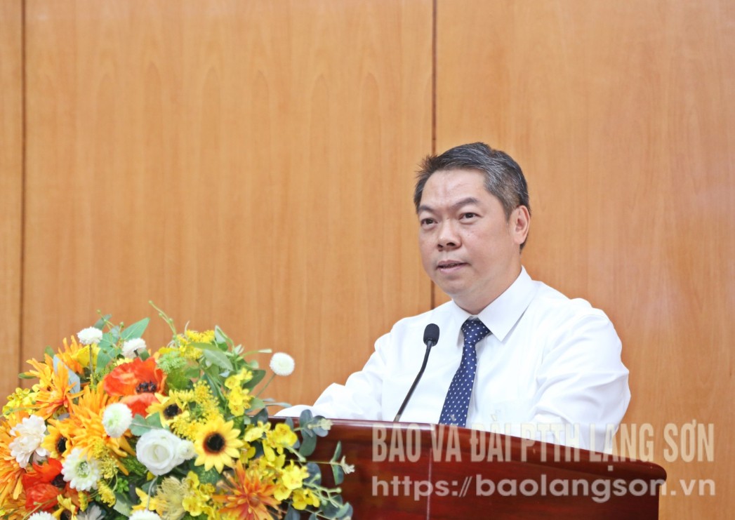 Đồng chí Đoàn Thanh Sơn, Phó Chủ tịch UBND tỉnh phát biểu tại hội nghị